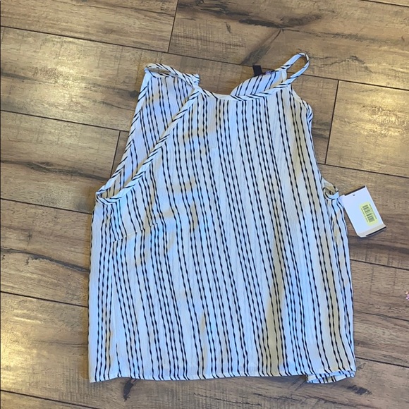 Super cute fancy yet casual tank - Picture 2 of 2